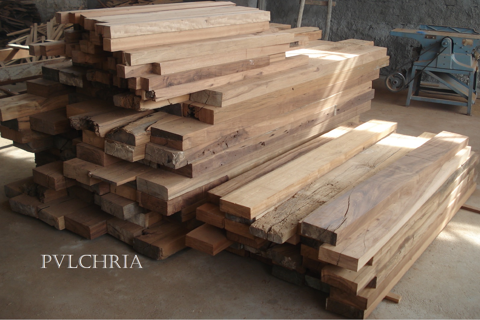 Travi di legno teak antiche pronte per la lavorazione